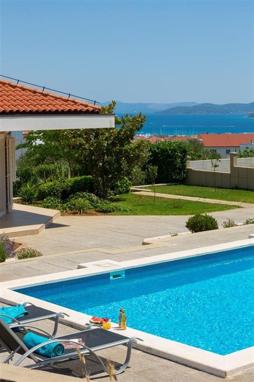 na-prodej-moderni-vila-se-zahradou-a-bazenem-vodice-chorvatsko