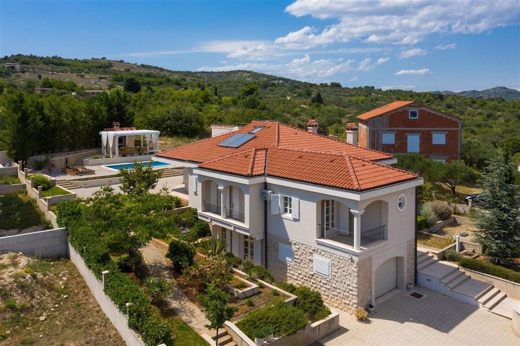 na-prodej-moderni-vila-se-zahradou-a-bazenem-vodice-chorvatsko