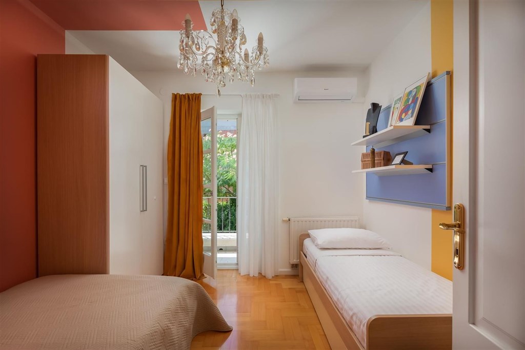 na-prodej-moderni-vila-se-zahradou-a-bazenem-vodice-chorvatsko