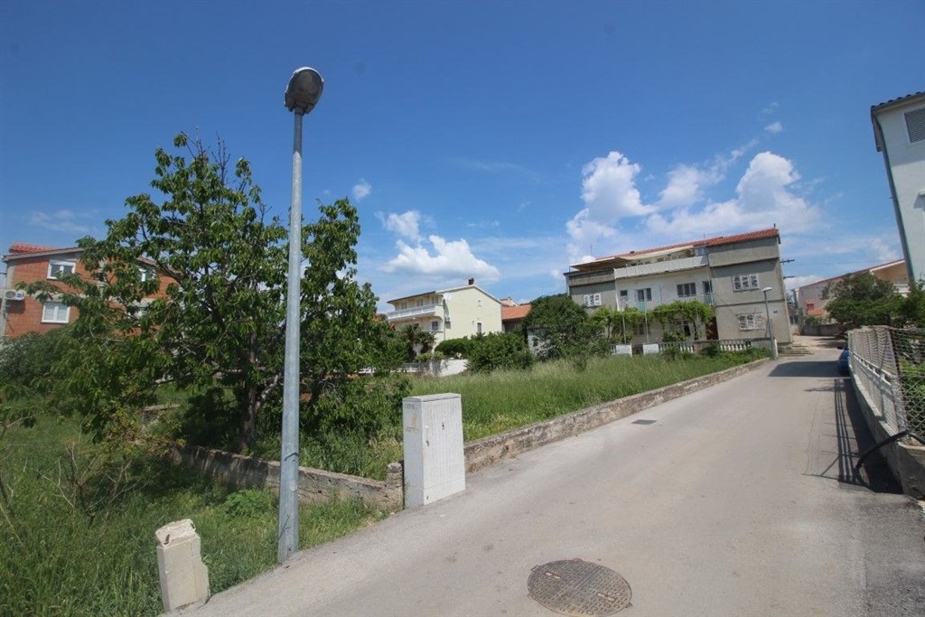 na-prodej-stavebni-pozemek-pobliz-more-tribunj-chorvatsko