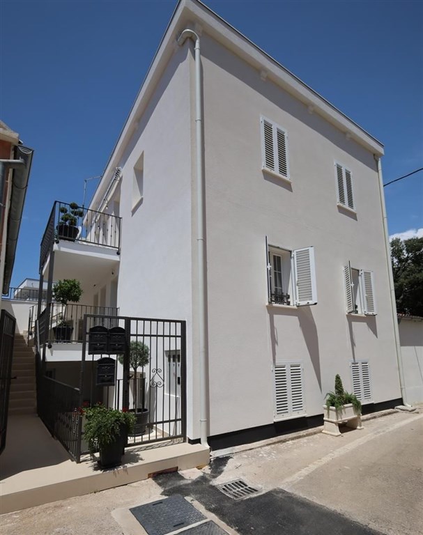 na-prodej-dvoupodlazni-apartman-pobliz-more-vodice-chorvatsko