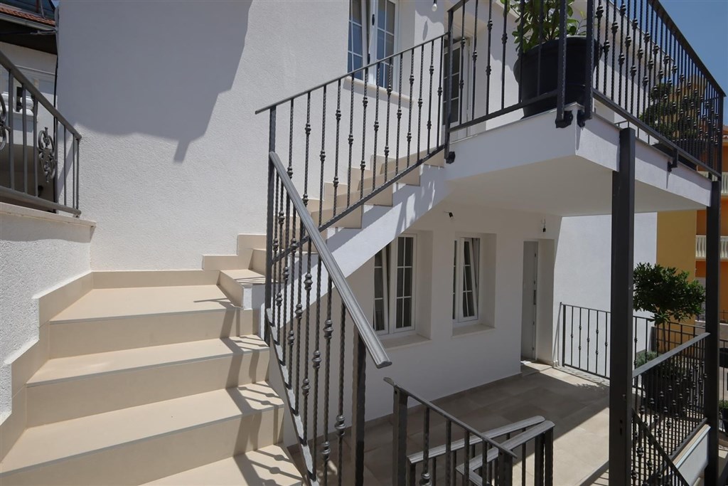 na-prodej-dvoupodlazni-apartman-pobliz-more-vodice-chorvatsko