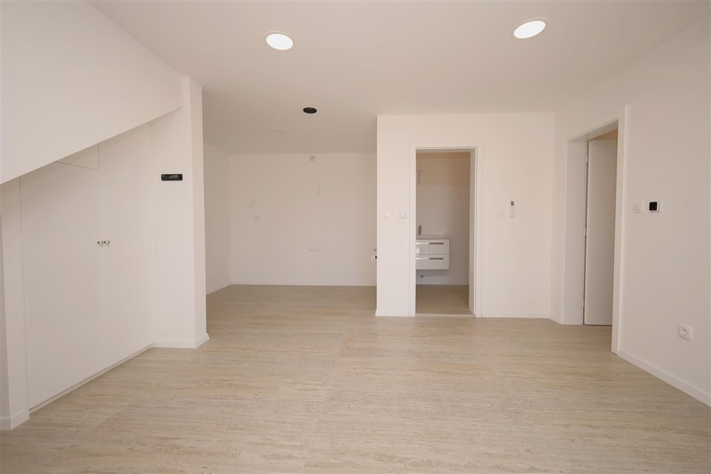 na-prodej-dvoupodlazni-apartman-pobliz-more-vodice-chorvatsko