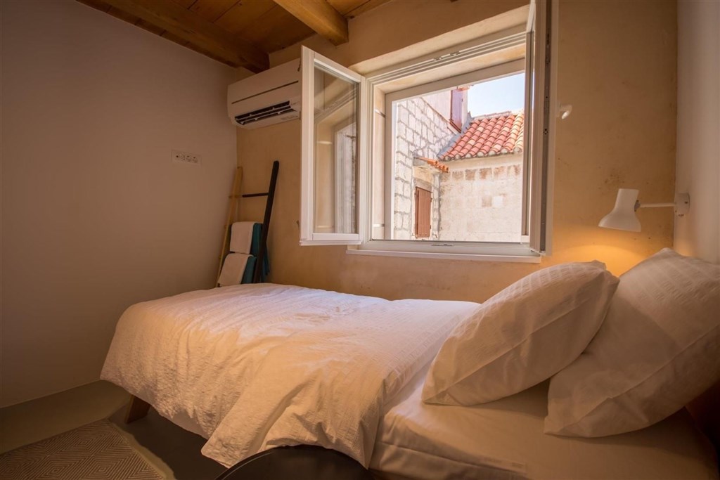 renovovany-kamenny-radovy-dum-blizko-more-trogir-chorvatsko