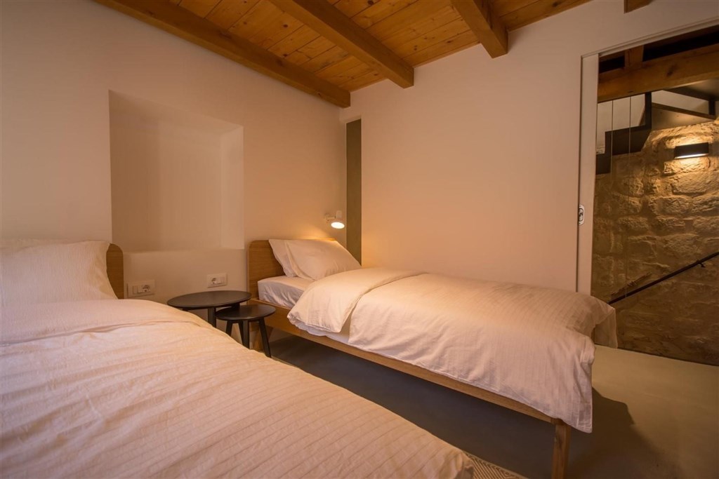 renovovany-kamenny-radovy-dum-blizko-more-trogir-chorvatsko