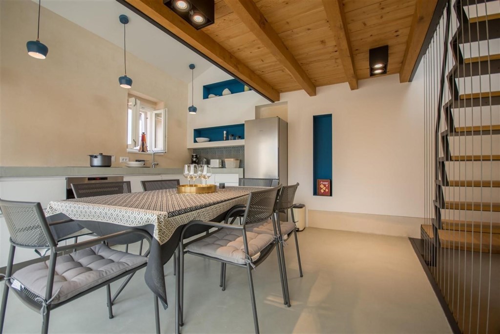 renovovany-kamenny-radovy-dum-blizko-more-trogir-chorvatsko