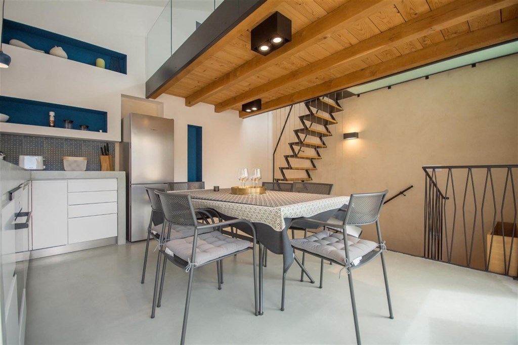 renovovany-kamenny-radovy-dum-blizko-more-trogir-chorvatsko