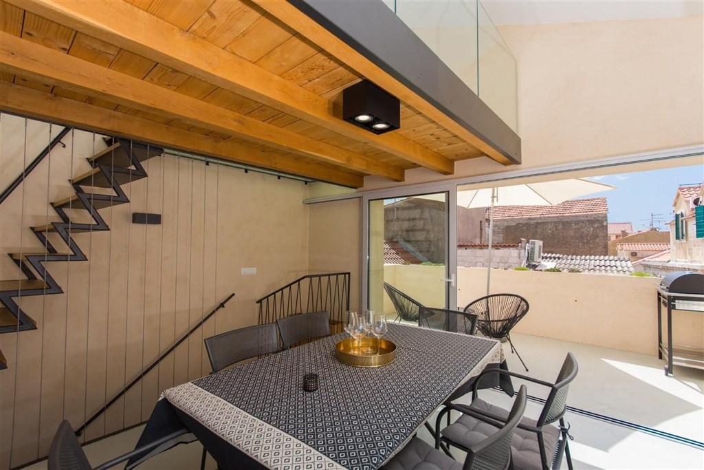 renovovany-kamenny-radovy-dum-blizko-more-trogir-chorvatsko