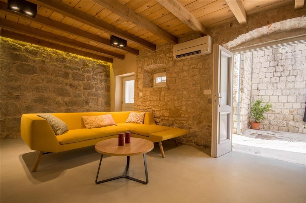 renovovany-kamenny-radovy-dum-blizko-more-trogir-chorvatsko