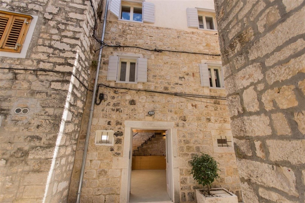 renovovany-kamenny-radovy-dum-blizko-more-trogir-chorvatsko
