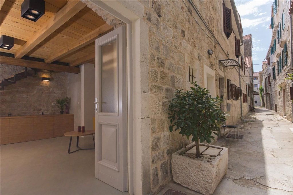 renovovany-kamenny-radovy-dum-blizko-more-trogir-chorvatsko