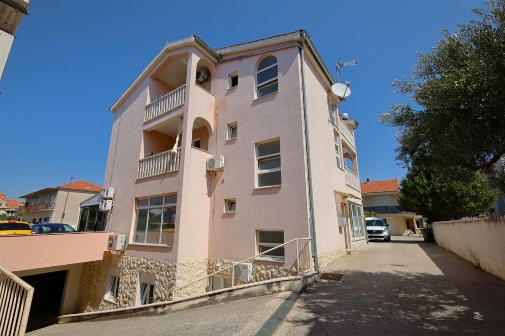 na-prodej-zrenovovany-apartman-s-2-loznicemi-vodice-chorvatsko
