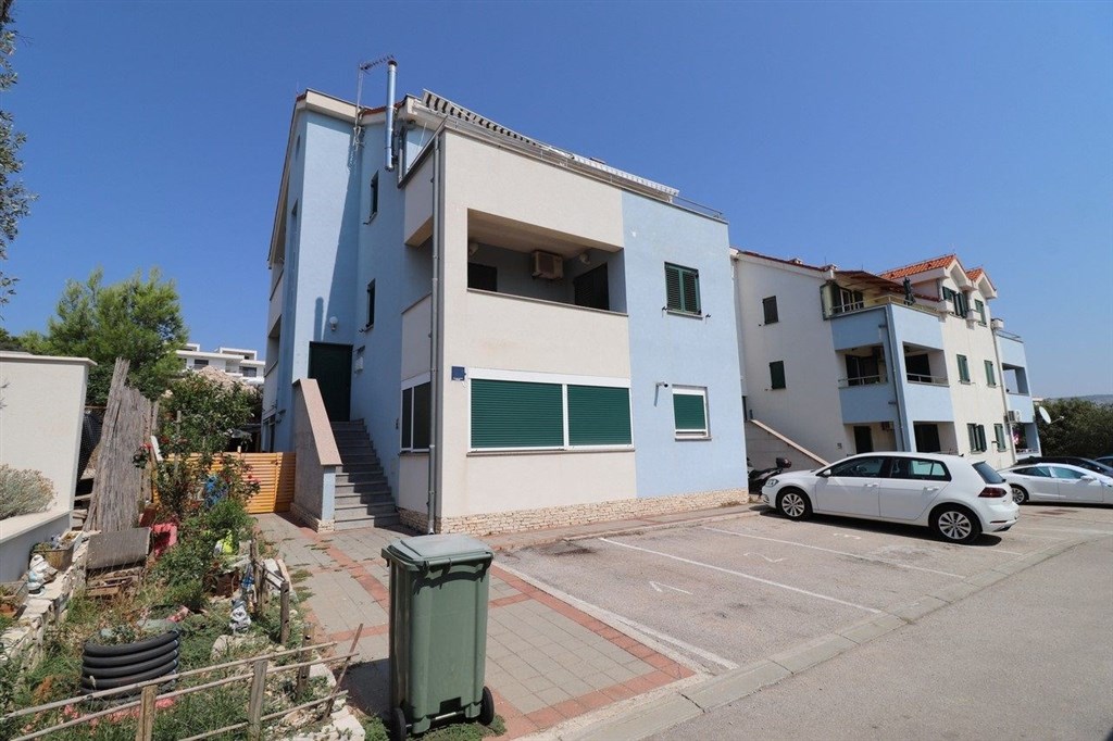 na-prodej-prizemni-apartman-s-dvorkem-sibenik-chorvatsko