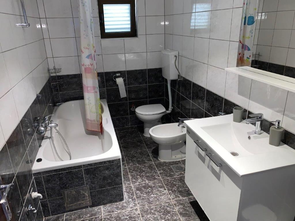 apartman-v-1-rade-u-more-na-skvelem-miste-tucepi-chorvatsko