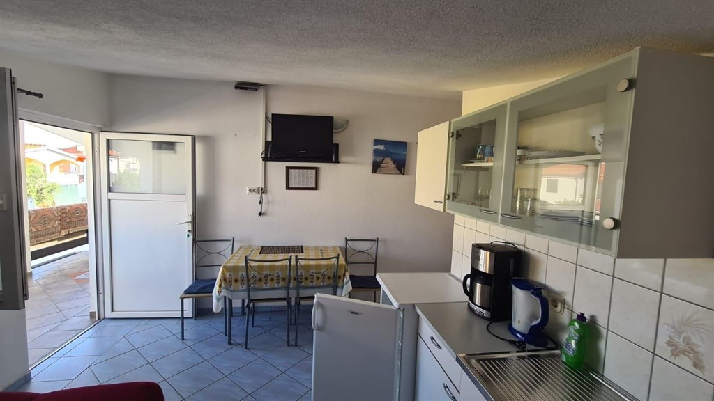 na-prodej-apartmanovy-dum-jen-170-m-od-more-vir-chorvatsko