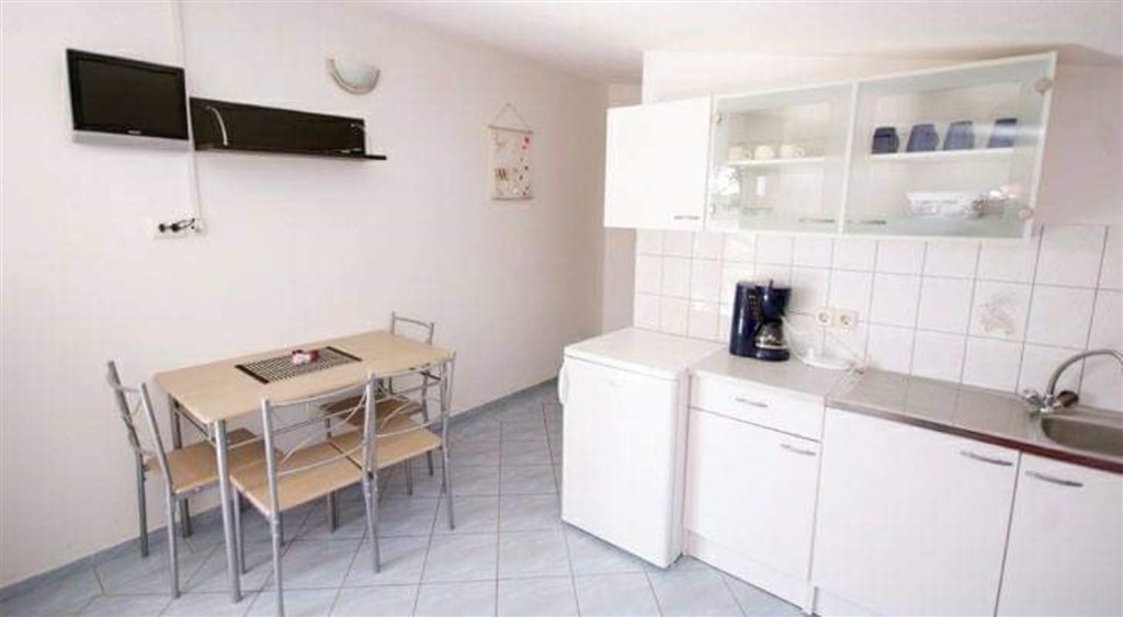 na-prodej-apartmanovy-dum-jen-170-m-od-more-vir-chorvatsko