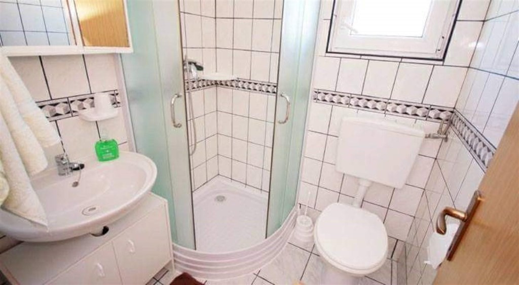 na-prodej-apartmanovy-dum-jen-170-m-od-more-vir-chorvatsko