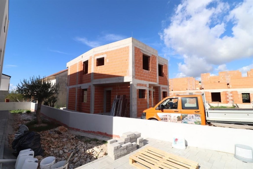 na-prodej-radovy-rodinny-dum-se-zahradou-vodice-chorvatsko