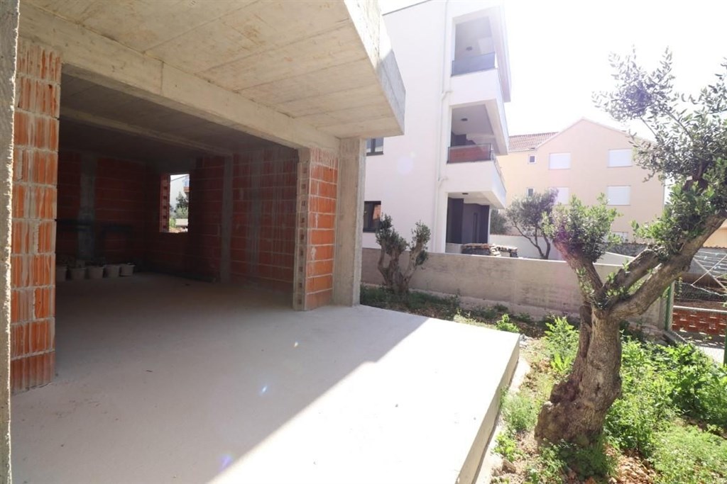 na-prodej-radovy-rodinny-dum-se-zahradou-vodice-chorvatsko