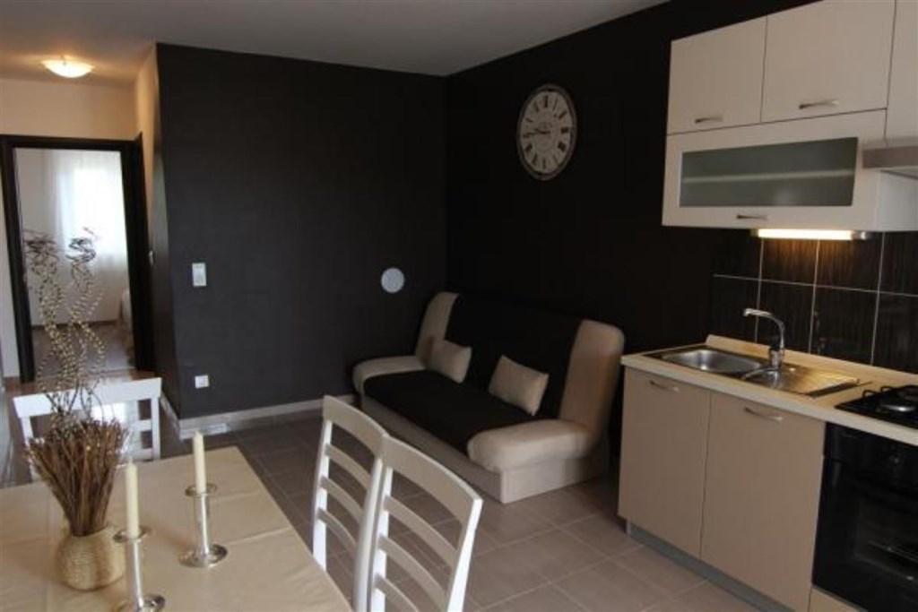 atraktivni-apartmanovy-dum-blizko-more-privlaka-chorvatsko