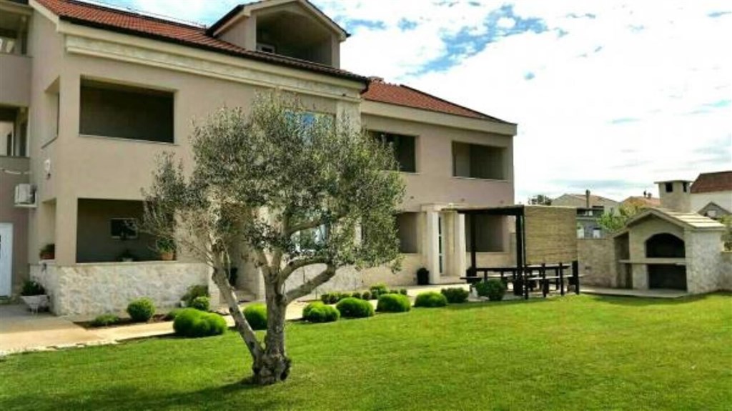 atraktivni-apartmanovy-dum-blizko-more-privlaka-chorvatsko