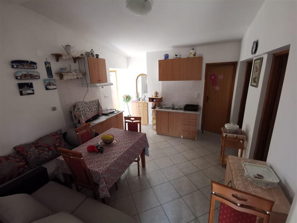 dum-se-2-apartmany-a-v-blizkosti-more-vir-chorvatsko