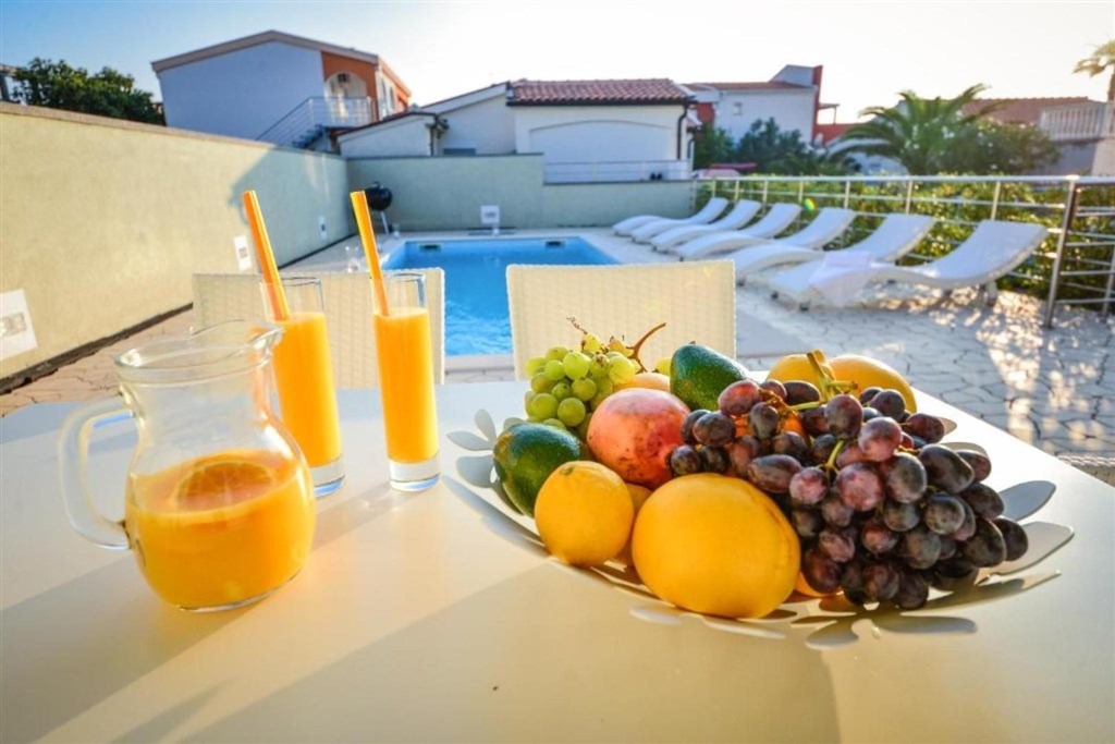 na-prodej-moderni-vila-v-2-rade-od-more-vir-chorvatsko