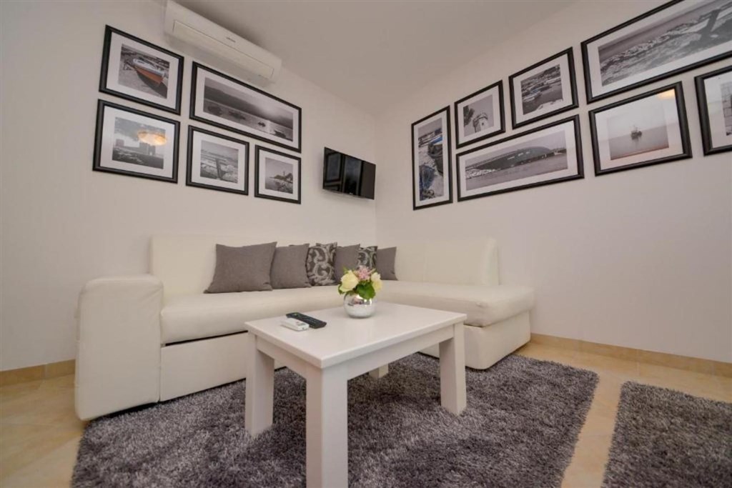 na-prodej-moderni-vila-v-2-rade-od-more-vir-chorvatsko