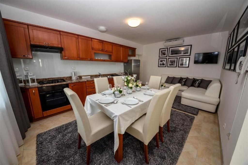 na-prodej-moderni-vila-v-2-rade-od-more-vir-chorvatsko