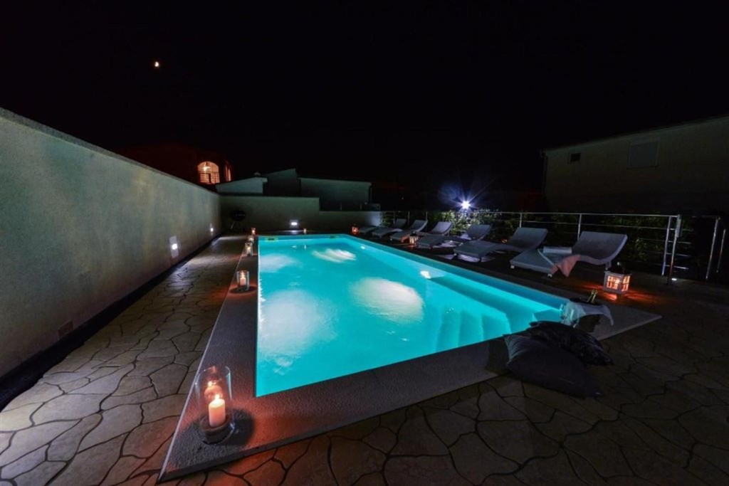 na-prodej-moderni-vila-v-2-rade-od-more-vir-chorvatsko