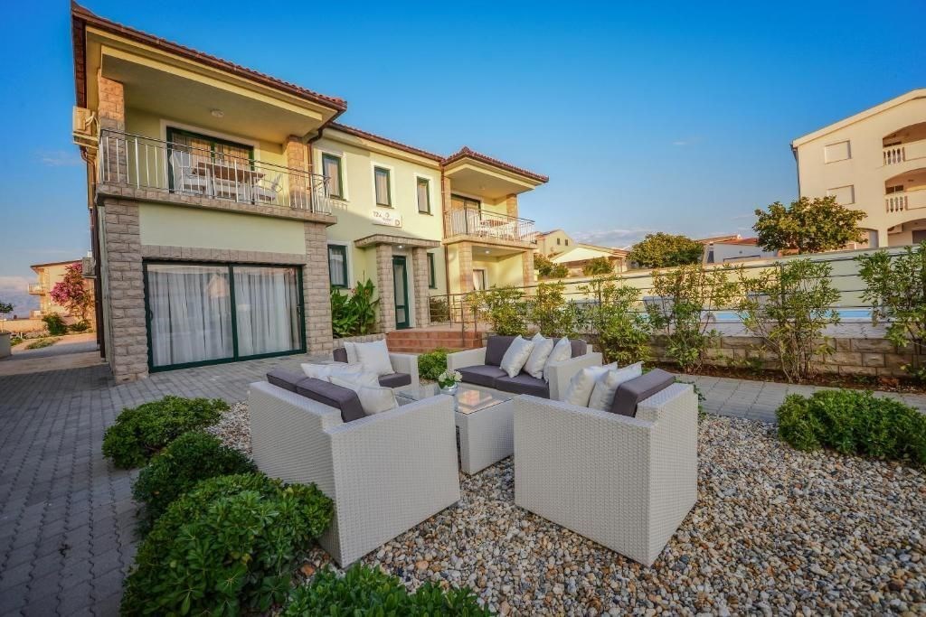 na-prodej-moderni-vila-v-2-rade-od-more-vir-chorvatsko