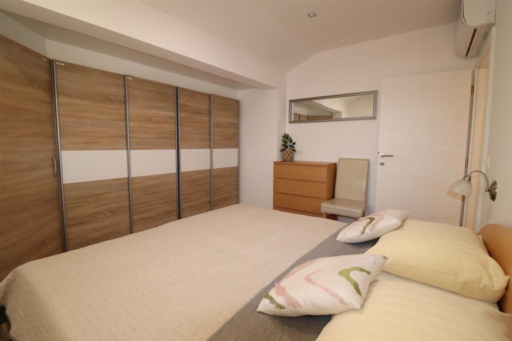 dva-apartmanove-domy-nedaleko-more-vodice-chorvatsko