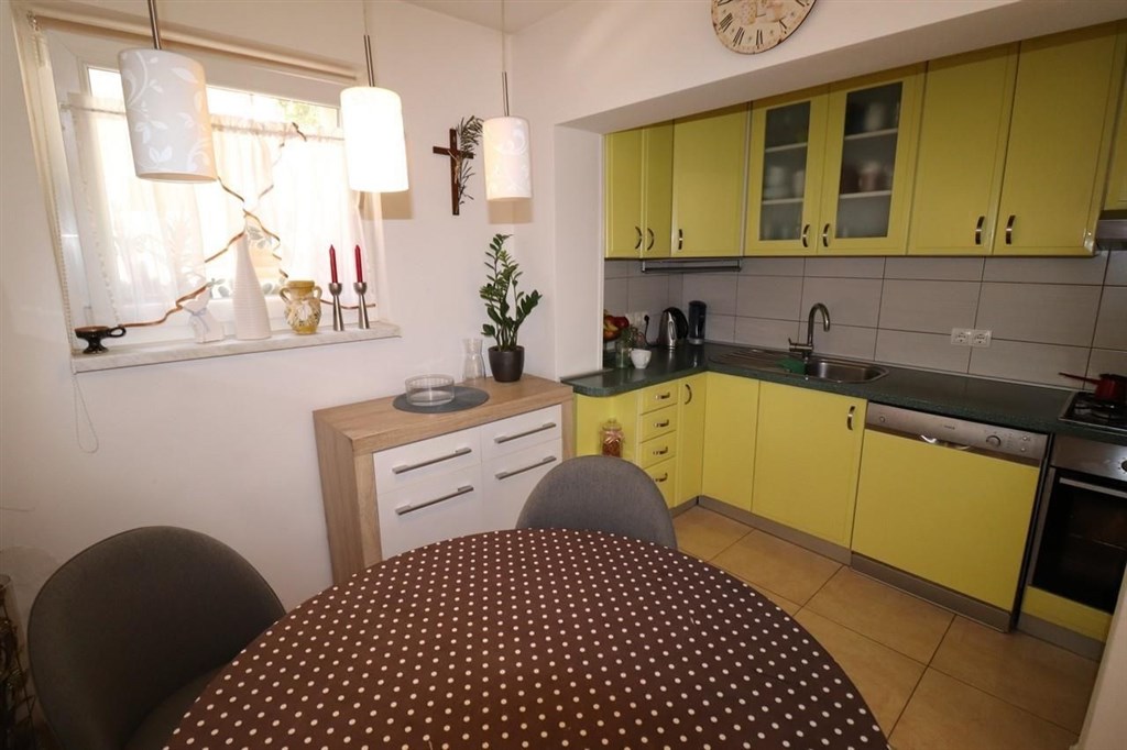 dva-apartmanove-domy-nedaleko-more-vodice-chorvatsko