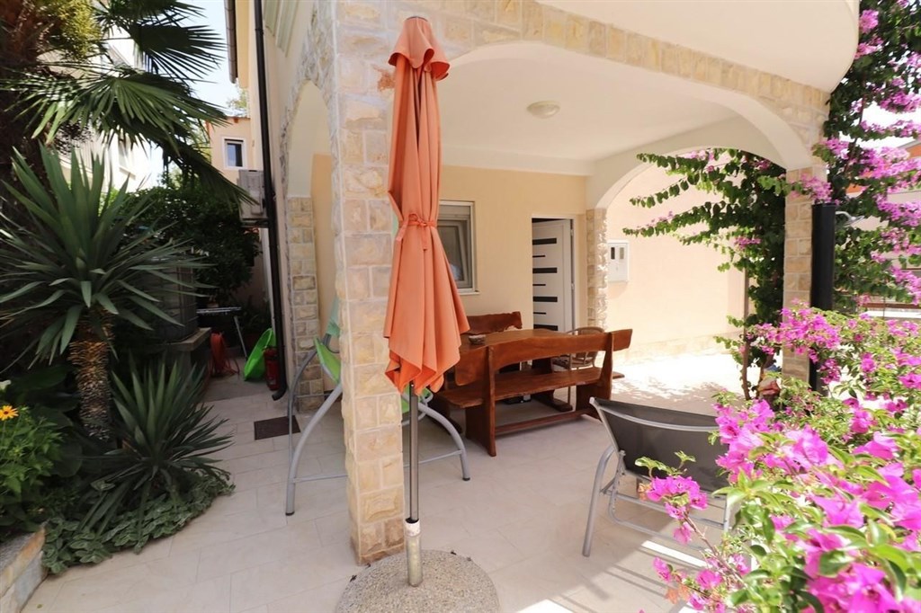 dva-apartmanove-domy-nedaleko-more-vodice-chorvatsko