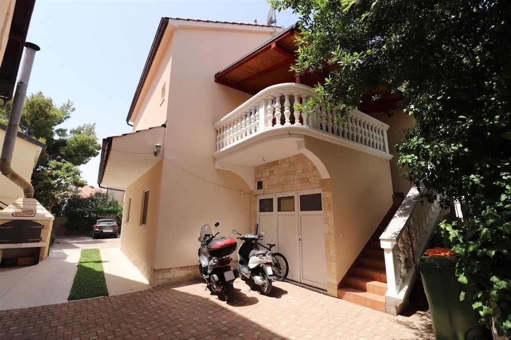 dva-apartmanove-domy-nedaleko-more-vodice-chorvatsko