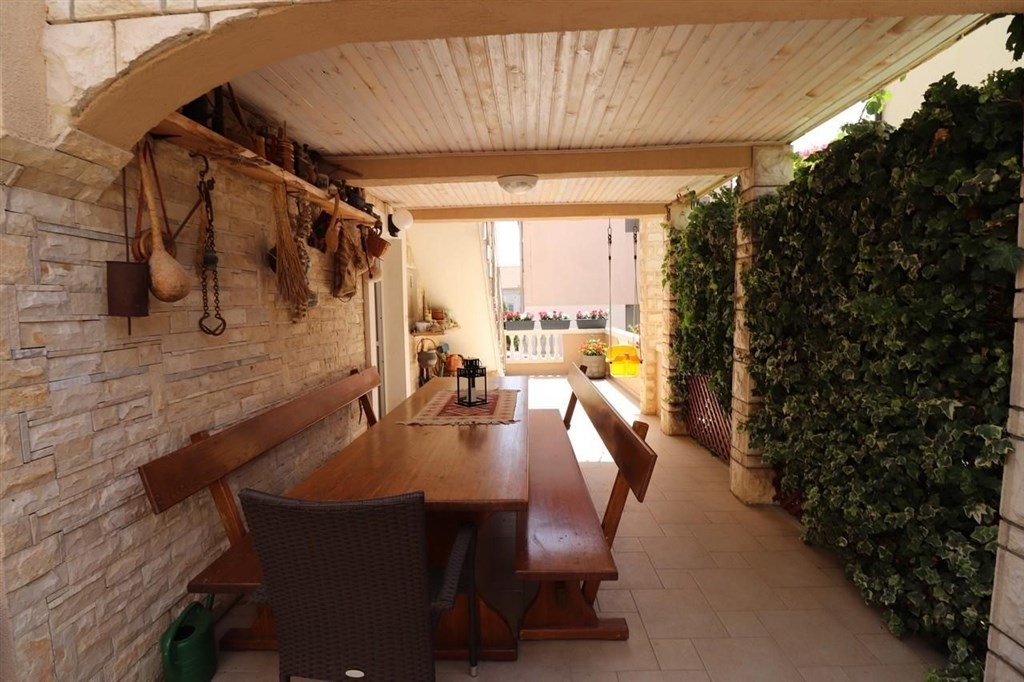 dva-apartmanove-domy-nedaleko-more-vodice-chorvatsko