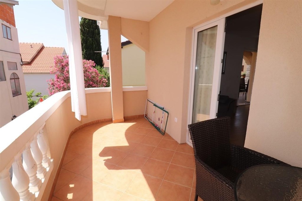 dva-apartmanove-domy-nedaleko-more-vodice-chorvatsko