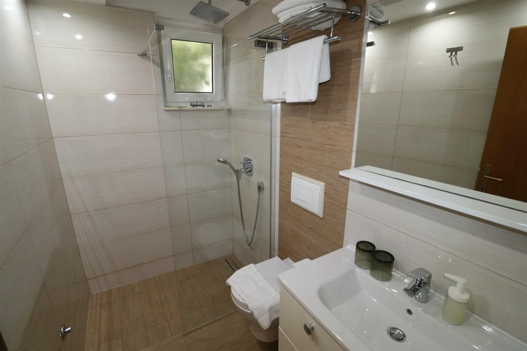 dva-apartmanove-domy-nedaleko-more-vodice-chorvatsko