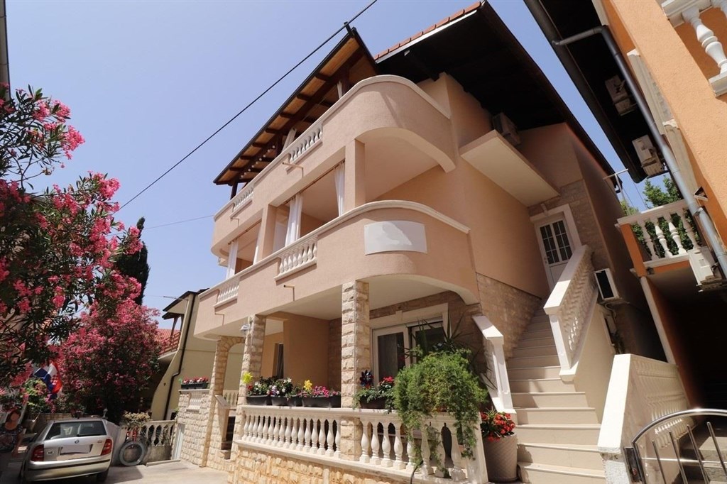 dva-apartmanove-domy-nedaleko-more-vodice-chorvatsko