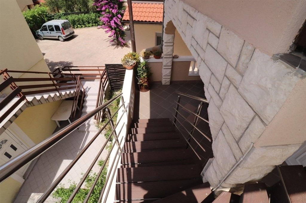 dva-apartmanove-domy-nedaleko-more-vodice-chorvatsko