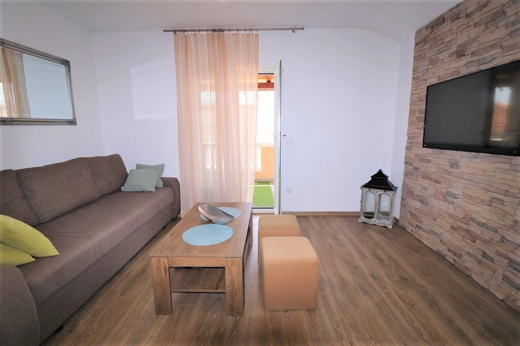 dva-apartmanove-domy-nedaleko-more-vodice-chorvatsko