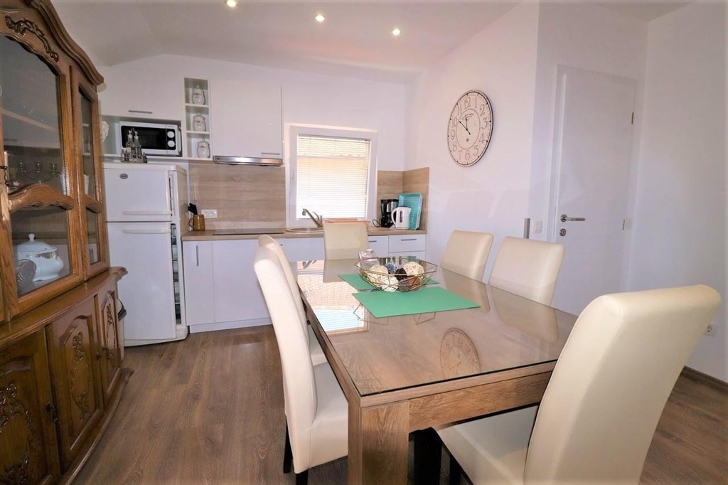 dva-apartmanove-domy-nedaleko-more-vodice-chorvatsko