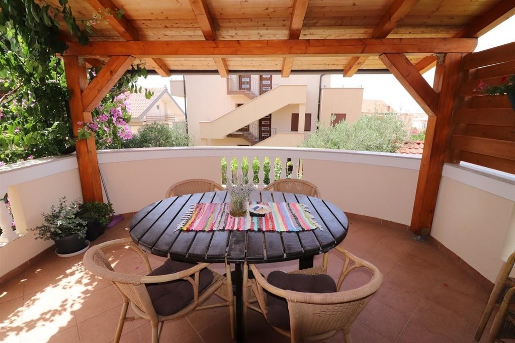 dva-apartmanove-domy-nedaleko-more-vodice-chorvatsko