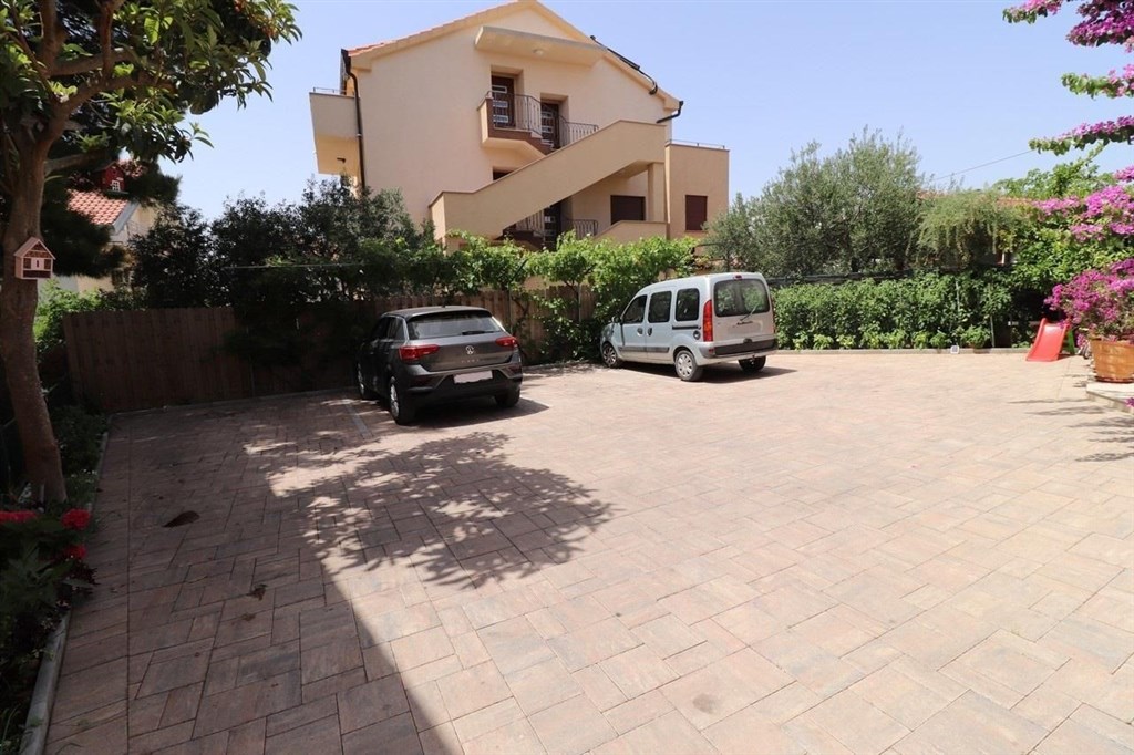 dva-apartmanove-domy-nedaleko-more-vodice-chorvatsko