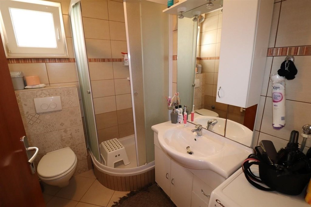 dva-apartmanove-domy-nedaleko-more-vodice-chorvatsko