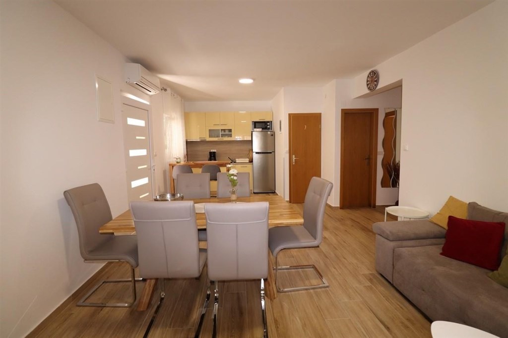 dva-apartmanove-domy-nedaleko-more-vodice-chorvatsko