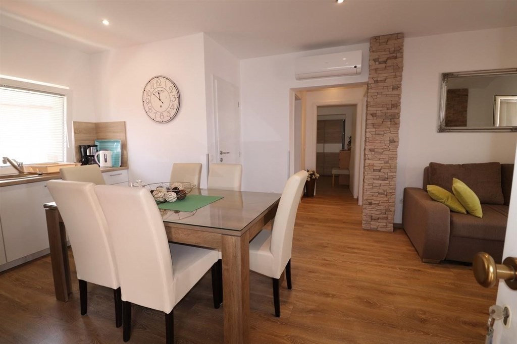 dva-apartmanove-domy-nedaleko-more-vodice-chorvatsko