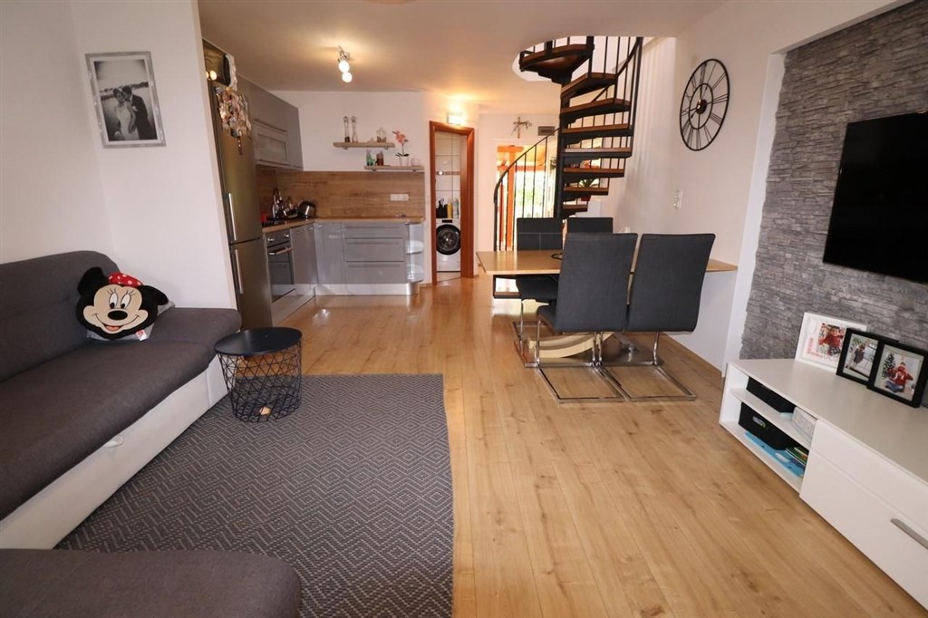 dva-apartmanove-domy-nedaleko-more-vodice-chorvatsko