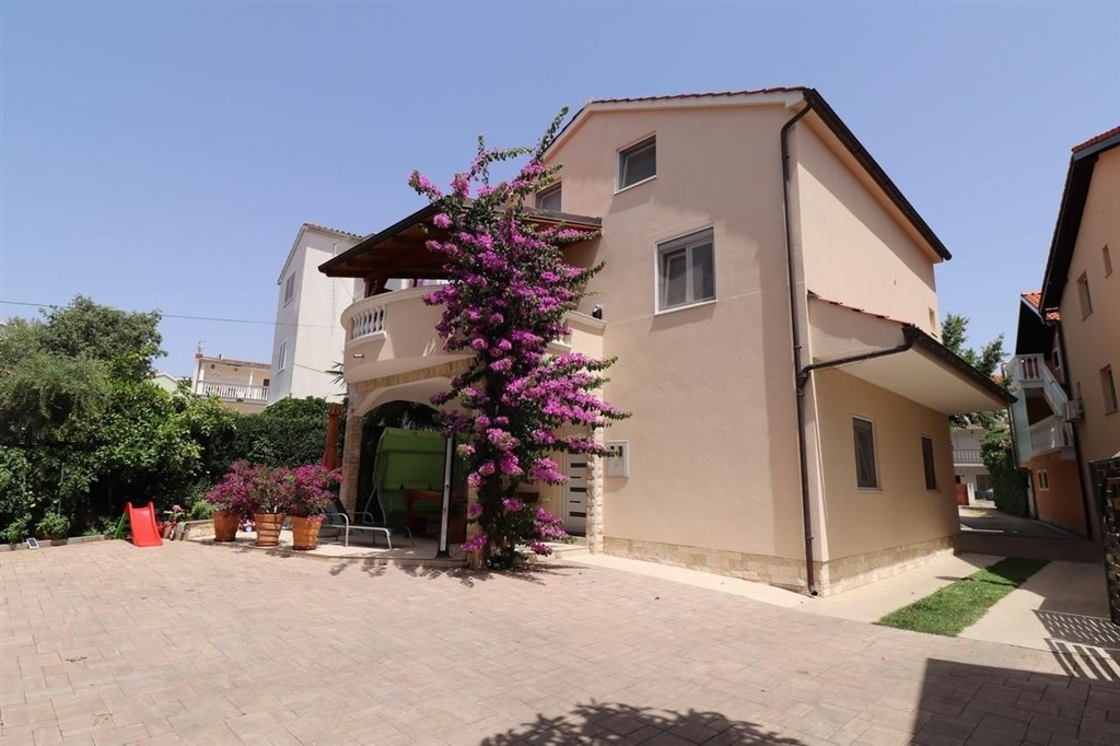 dva-apartmanove-domy-nedaleko-more-vodice-chorvatsko