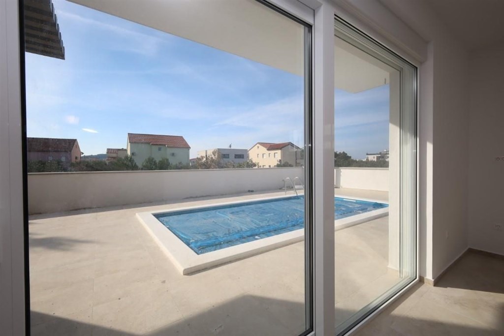 novy-atraktivni-dum-s-bazenem-blizko-more-srima-chorvatsko